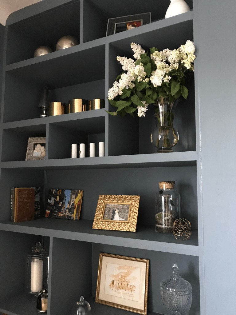 Armoire sur mesure à Blois, Décoration ancienne et plante en Loir et Cher, Bougie dans une armoire en couleur sombre à Mesland, Tableau familiale pour décoration dans une armoire, 