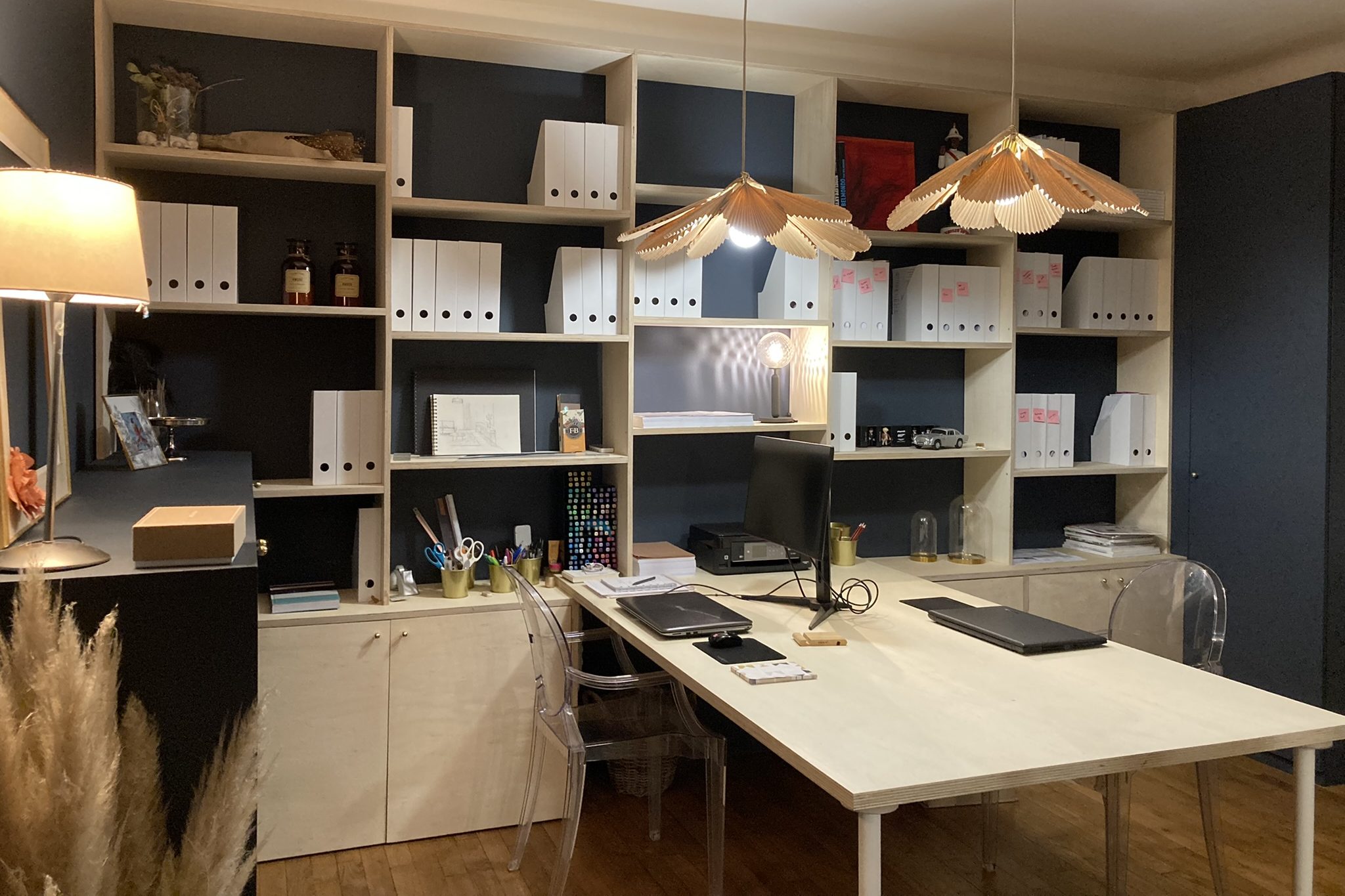 Bureau avec armoire sur mesure en bois à Blois, Bureau de travaille en bois avec ordinateur en Loir et Cher, rangement de document dans armoire sur mesure, Bureau pour deux, 