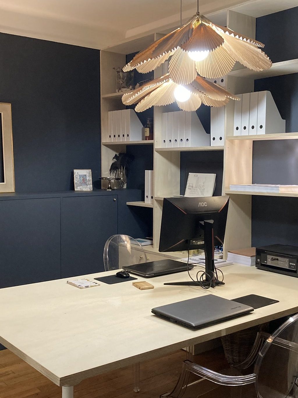 Bureau avec armoire sur mesure en bois à Blois, Bureau de travaille en bois avec ordinateur en Loir et Cher, rangement de document dans armoire sur mesure, Bureau pour deux, 