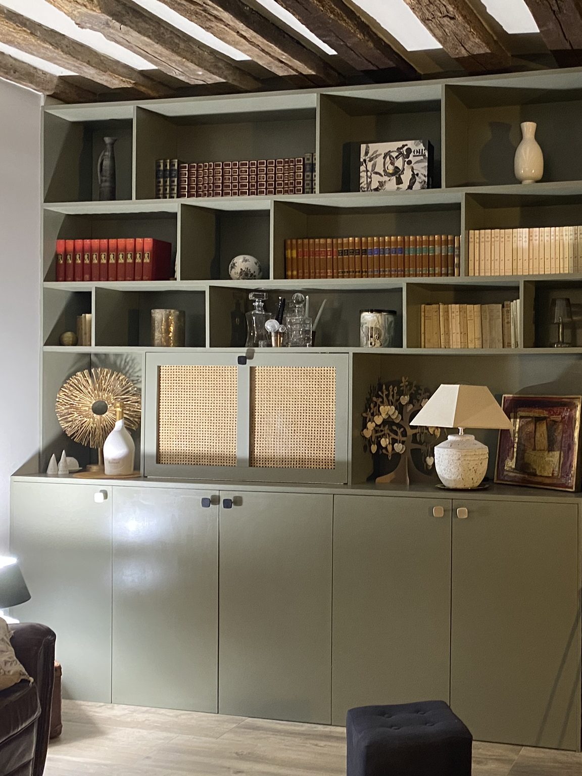 Armoire sur mesure en couleur vert foncée en Loir et Cher, Livre de décoration dans une armoire sur mesure à Mesland, rangement dans armoire à Blois 