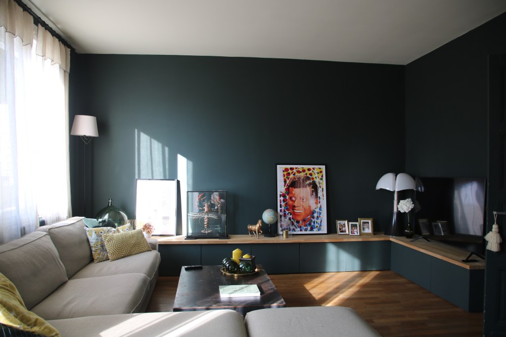 Canapé de couleur grise à Blois, Mur sombre avec fenêtre en Loir et Cher, pièce repos et familiale à Mesland, grand espace relax pour grande famille, tableau de style cartoon, table en métal,