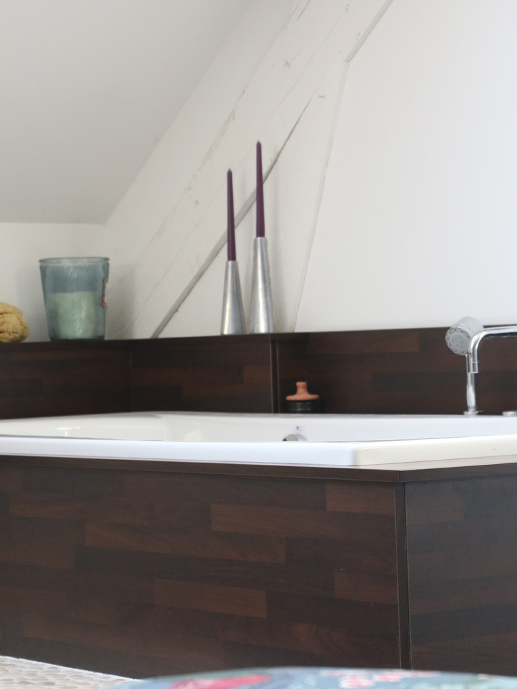 Baignoire avec contour en bois à Blois, Mur blanc en Loir et Cher, 