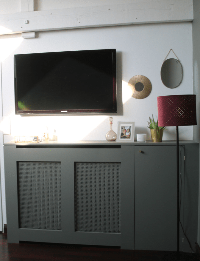 Télé noir et grande à Blois, meuble de rangement d couleur sombre en Loir et Cher, Lampe haute couleur rouge à Mesland, décoration en accords avec le style autour, mur blanc avec poutre couleur blanc,