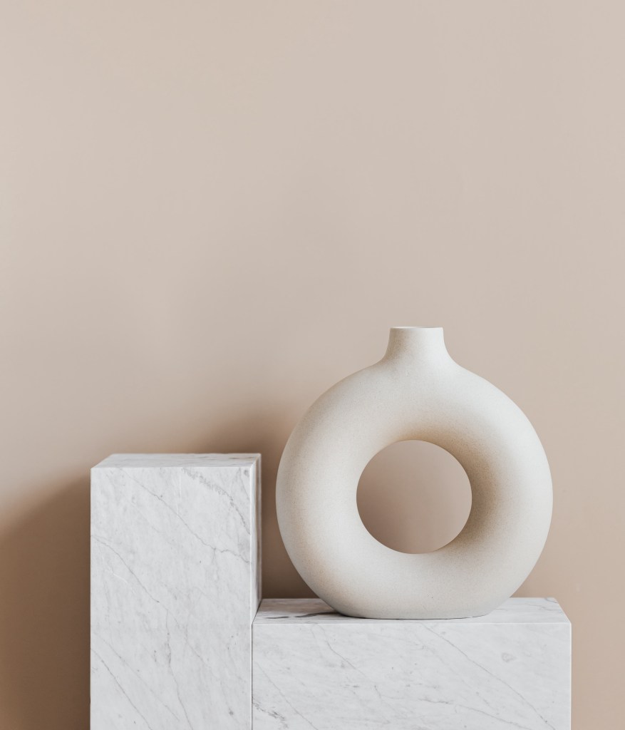 photo d'un vase sur Blois, le vase a un motif complexe avec des formes géométriques et des couleurs vives en Loir et Cher, fond neutre avec au centre le vase centré à Mesland, 